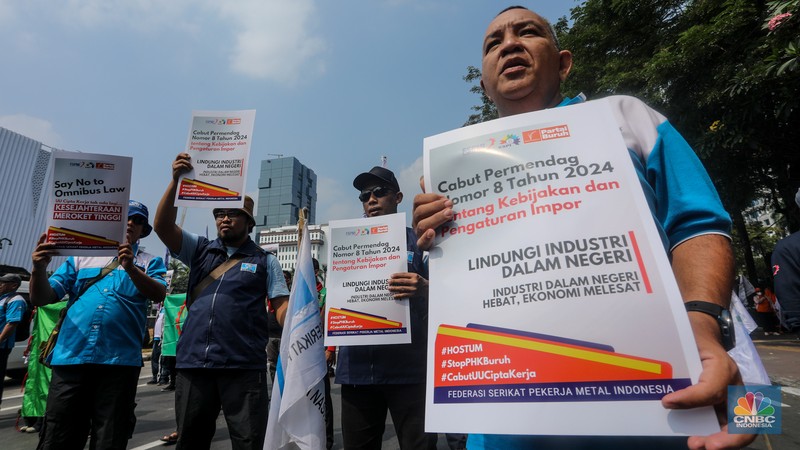 Massa buruh yang tergabung dalam Konfederasi Serikat Pekerja Indonesia (KSPI) melakukan unjuk rasa di kawasan Patung Kuda Arjuna Wijaya, Jalan Merdeka Barat, Jakarta, Rabu (3/7/2024). Massa buruh yang tergabung dalam Konfederasi Serikat Pekerja Indonesia (KSPI) melakukan unjuk rasa di kawasan Patung Kuda Arjuna Wijaya, Jalan Merdeka Barat, Jakarta, Rabu (3/7/2024). (CNBC Indonesia/Faisal Rahman)