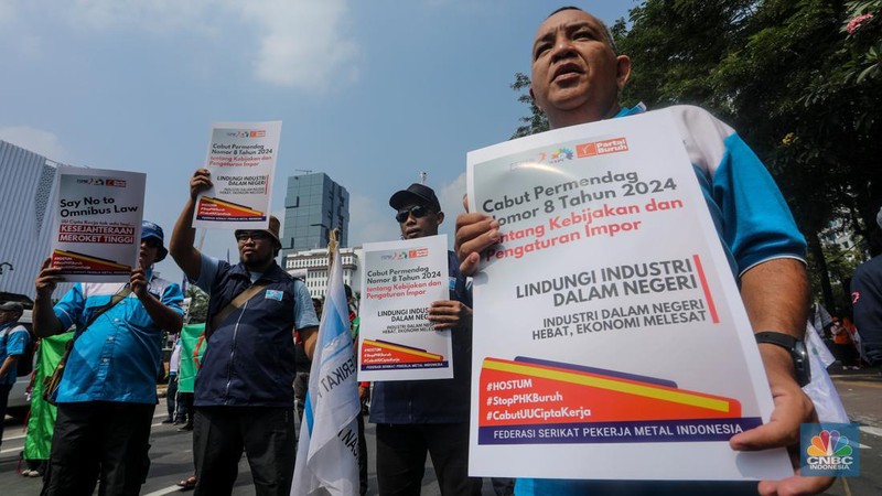 Massa buruh yang tergabung dalam Konfederasi Serikat Pekerja Indonesia (KSPI) melakukan unjuk rasa di kawasan Patung Kuda Arjuna Wijaya, Jalan Merdeka Barat, Jakarta, Rabu (3/7/2024). (CNBC Indonesia/Faisal Rahman)