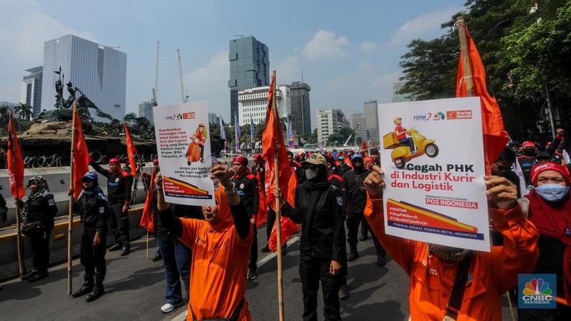 Massa buruh yang tergabung dalam Konfederasi Serikat Pekerja Indonesia (KSPI) melakukan unjuk rasa di kawasan Patung Kuda Arjuna Wijaya, Jalan Merdeka Barat, Jakarta, Rabu (3/7/2024). (CNBC Indonesia/Faisal Rahman)