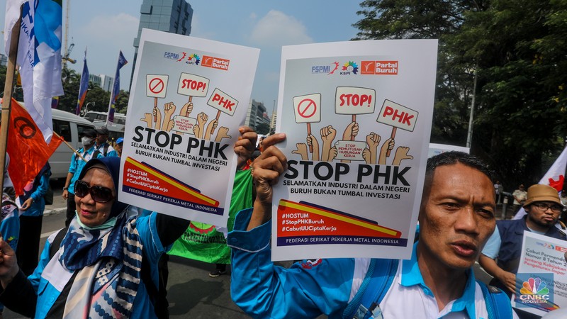 Massa buruh yang tergabung dalam Konfederasi Serikat Pekerja Indonesia (KSPI) melakukan unjuk rasa di kawasan Patung Kuda Arjuna Wijaya, Jalan Merdeka Barat, Jakarta, Rabu (3/7/2024). Massa buruh yang tergabung dalam Konfederasi Serikat Pekerja Indonesia (KSPI) melakukan unjuk rasa di kawasan Patung Kuda Arjuna Wijaya, Jalan Merdeka Barat, Jakarta, Rabu (3/7/2024). (CNBC Indonesia/Faisal Rahman)