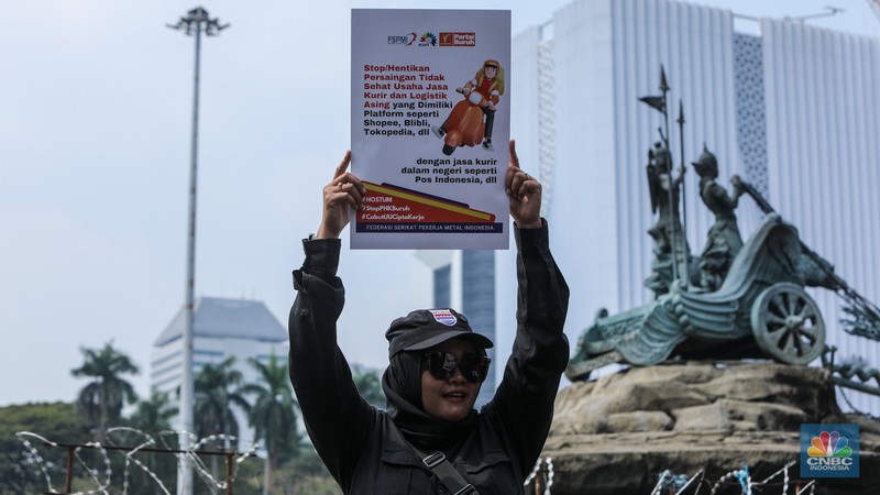 Massa buruh yang tergabung dalam Konfederasi Serikat Pekerja Indonesia (KSPI) melakukan unjuk rasa di kawasan Patung Kuda Arjuna Wijaya, Jalan Merdeka Barat, Jakarta, Rabu (3/7/2024). (CNBC Indonesia/Faisal Rahman)