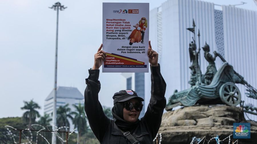 Massa buruh yang tergabung dalam Konfederasi Serikat Pekerja Indonesia (KSPI) melakukan unjuk rasa di kawasan Patung Kuda Arjuna Wijaya, Jalan Merdeka Barat, Jakarta, Rabu (3/7/2024). (CNBC Indonesia/Faisal Rahman)