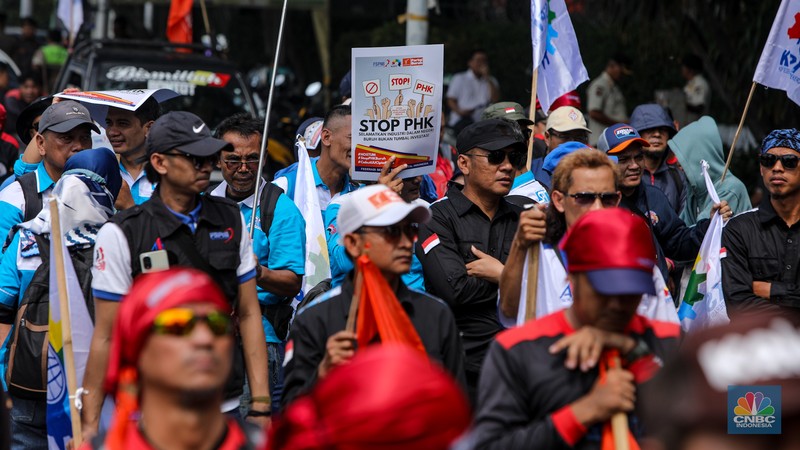 Massa buruh yang tergabung dalam Konfederasi Serikat Pekerja Indonesia (KSPI) melakukan unjuk rasa di kawasan Patung Kuda Arjuna Wijaya, Jalan Merdeka Barat, Jakarta, Rabu (3/7/2024). Massa buruh yang tergabung dalam Konfederasi Serikat Pekerja Indonesia (KSPI) melakukan unjuk rasa di kawasan Patung Kuda Arjuna Wijaya, Jalan Merdeka Barat, Jakarta, Rabu (3/7/2024). (CNBC Indonesia/Faisal Rahman)
