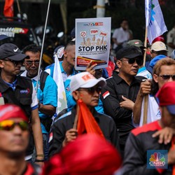 Buruh Geruduk Kantor Zulhas, Desak Permendag 8 Dicabut
