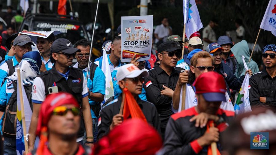 Massa buruh yang tergabung dalam Konfederasi Serikat Pekerja Indonesia (KSPI) melakukan unjuk rasa di kawasan Patung Kuda Arjuna Wijaya, Jalan Merdeka Barat, Jakarta, Rabu (3/7/2024). (²©²ÊÍøÕ¾/Faisal Rahman)