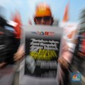 Penampakan Buruh Panas-panasan Demo di Patung Kuda, Ini Tuntutannya