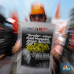 Penampakan Buruh Panas-panasan Demo di Patung Kuda, Ini Tuntutannya