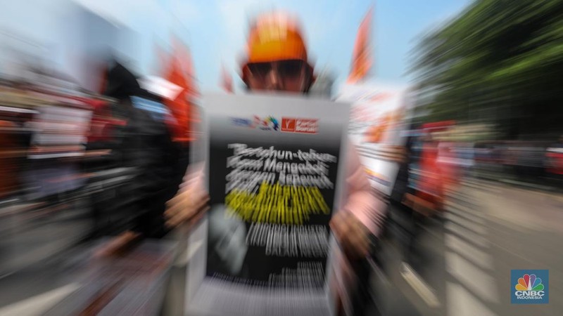 Massa buruh yang tergabung dalam Konfederasi Serikat Pekerja Indonesia (KSPI) melakukan unjuk rasa di kawasan Patung Kuda Arjuna Wijaya, Jalan Merdeka Barat, Jakarta, Rabu (3/7/2024). (CNBC Indonesia/Faisal Rahman)