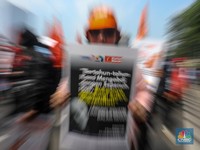 Penampakan Buruh Panas-panasan Demo di Patung Kuda, Ini Tuntutannya