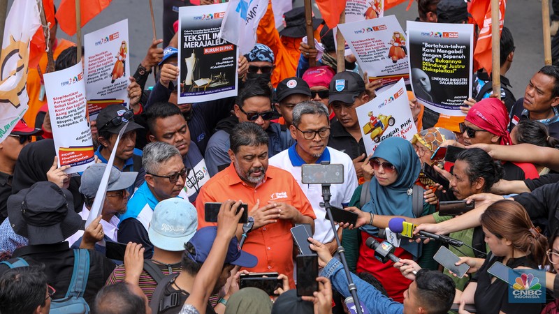 Massa buruh yang tergabung dalam Konfederasi Serikat Pekerja Indonesia (KSPI) melakukan unjuk rasa di kawasan Patung Kuda Arjuna Wijaya, Jalan Merdeka Barat, Jakarta, Rabu (3/7/2024). Massa buruh yang tergabung dalam Konfederasi Serikat Pekerja Indonesia (KSPI) melakukan unjuk rasa di kawasan Patung Kuda Arjuna Wijaya, Jalan Merdeka Barat, Jakarta, Rabu (3/7/2024). (CNBC Indonesia/Faisal Rahman)