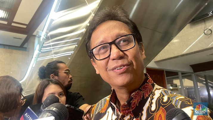 Menteri Kesehatan Budi Gunadi Sadikin memberikan keterangan kepada wartawan setelah menghadiri Rapat Kerja dengan Komisi IX DPR di ruang rapat Komisi IX DPR, Gedung DPR, Kompleks Parlemen, Senayan, Jakarta, Rabu (3/7/2024). (CNBC Indonesia/Rindi Salsabilla)