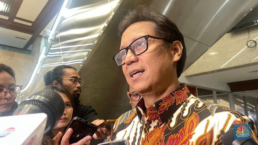Menteri Kesehatan Budi Gunadi Sadikin memberikan keterangan kepada wartawan setelah menghadiri Rapat Kerja dengan Komisi IX DPR di ruang rapat Komisi IX DPR, Gedung DPR, Kompleks Parlemen, Senayan, Jakarta, Rabu (3/7/2024). (²©²ÊÍøÕ¾/Rindi Salsabilla)
