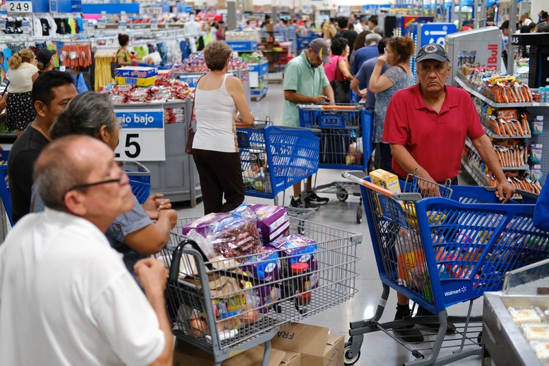 Seorang wanita membeli barang di supermarket menjelang datangnya Badai Beryl, di Cancun, Meksiko 2 Juli 2024. Seorang wanita membeli barang di supermarket menjelang datangnya Badai Beryl, di Cancun, Meksiko 2 Juli 2024. (REUTERS/Paola Chiomante)