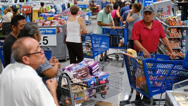 Seorang wanita berbelanja di supermarket menjelang Badai Beryl pada 2 Juli 2024 di Cancun, Meksiko.  (REUTERS/Paola Chiomante)