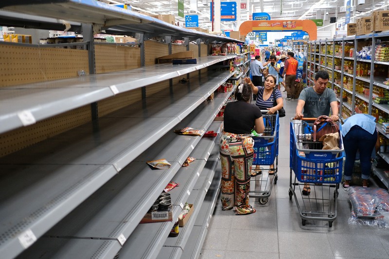 Seorang wanita membeli barang di supermarket menjelang datangnya Badai Beryl, di Cancun, Meksiko 2 Juli 2024. Seorang wanita membeli barang di supermarket menjelang datangnya Badai Beryl, di Cancun, Meksiko 2 Juli 2024. (REUTERS/Paola Chiomante)