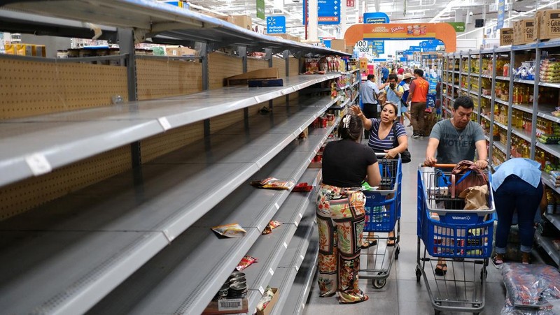 Una mujer compra en un supermercado antes de la llegada del huracán Beryl a Cancún, México, el 2 de julio de 2024.  (REUTERS/Paola Chiomante)