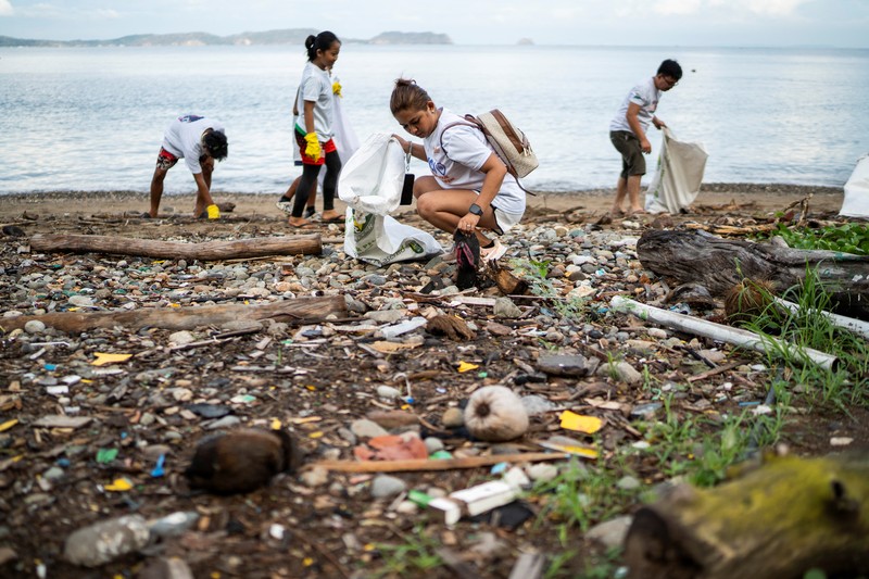 Orang-orang mengumpulkan sampah plastik di pantai saat program pembersihan pantai yang menyediakan beras kepada relawan sebagai imbalan atas sampah plastik, di Mabini, provinsi Batangas, Filipina, 15 Juni 2024. Orang-orang mengumpulkan sampah plastik di pantai saat program pembersihan pantai yang menyediakan beras kepada relawan sebagai imbalan atas sampah plastik, di Mabini, provinsi Batangas, Filipina, 15 Juni 2024. (REUTERS/Lisa Marie David)