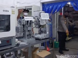 Detik-detik Penggerebekan Pabrik Ganja Sintetis Terbesar di Indonesia