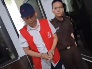 Penampakan Tersangka Korupsi Kabel Tanam PLN Rp 1,3 M di Maros