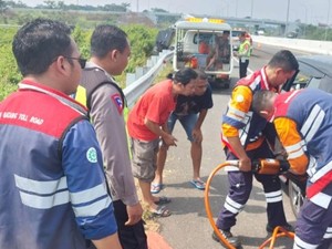 Tabrakan Beruntun 4 Kendaraan di Tol Pekalongan, Mikrobus Terguling