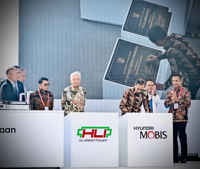 Presiden Joko Widodo (Jokowi) dalam peresmian ekosistem baterai dan kendaraan listrik Korea Selatan di Indonesia, PT. Hyundai LG Indonesia (HLI) Green Power, Kabupaten Karawang, Provinsi Jawa Barat, 3 Juli 2024. (Dok: Biro Setpres RI) Presiden Joko Widodo (Jokowi) dalam peresmian ekosistem baterai dan kendaraan listrik Korea Selatan di Indonesia, PT. Hyundai LG Indonesia (HLI) Green Power, Kabupaten Karawang, Provinsi Jawa Barat, 3 Juli 2024. (Dok: Biro Setpres RI)