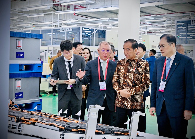 Presiden Joko Widodo (Jokowi) dalam peresmian ekosistem baterai dan kendaraan listrik Korea Selatan di Indonesia, PT. Hyundai LG Indonesia (HLI) Green Power, Kabupaten Karawang, Provinsi Jawa Barat, 3 Juli 2024. (Dok: Biro Setpres RI) Presiden Joko Widodo (Jokowi) dalam peresmian ekosistem baterai dan kendaraan listrik Korea Selatan di Indonesia, PT. Hyundai LG Indonesia (HLI) Green Power, Kabupaten Karawang, Provinsi Jawa Barat, 3 Juli 2024. (Dok: Biro Setpres RI)