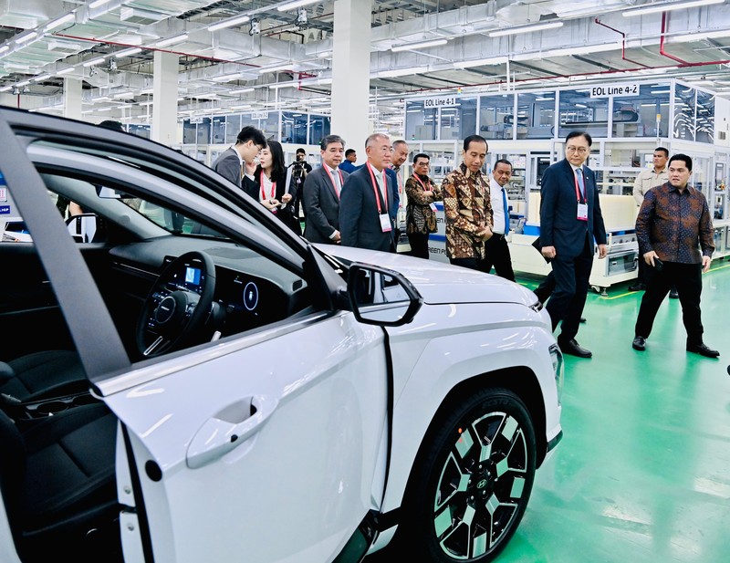 Presiden Joko Widodo (Jokowi) dalam peresmian ekosistem baterai dan kendaraan listrik Korea Selatan di Indonesia, PT. Hyundai LG Indonesia (HLI) Green Power, Kabupaten Karawang, Provinsi Jawa Barat, 3 Juli 2024. (Dok: Biro Setpres RI) Presiden Joko Widodo (Jokowi) dalam peresmian ekosistem baterai dan kendaraan listrik Korea Selatan di Indonesia, PT. Hyundai LG Indonesia (HLI) Green Power, Kabupaten Karawang, Provinsi Jawa Barat, 3 Juli 2024. (Dok: Biro Setpres RI)