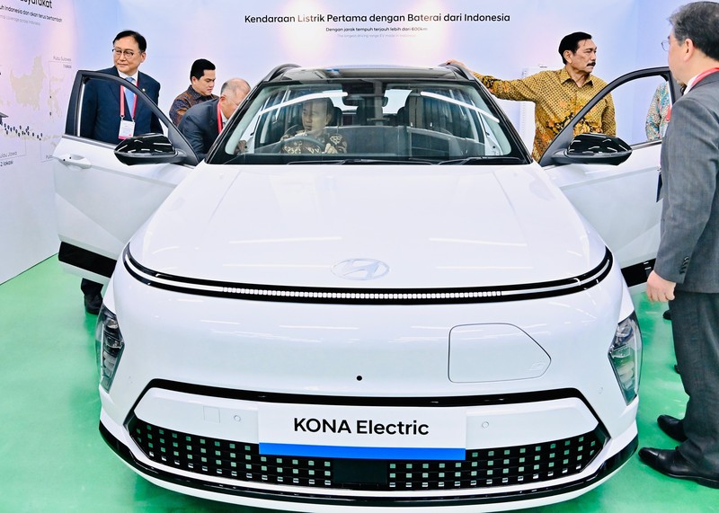 Presiden Joko Widodo (Jokowi) dalam peresmian ekosistem baterai dan kendaraan listrik Korea Selatan di Indonesia, PT. Hyundai LG Indonesia (HLI) Green Power, Kabupaten Karawang, Provinsi Jawa Barat, 3 Juli 2024. (Dok: Biro Setpres RI) Presiden Joko Widodo (Jokowi) dalam peresmian ekosistem baterai dan kendaraan listrik Korea Selatan di Indonesia, PT. Hyundai LG Indonesia (HLI) Green Power, Kabupaten Karawang, Provinsi Jawa Barat, 3 Juli 2024. (Dok: Biro Setpres RI)