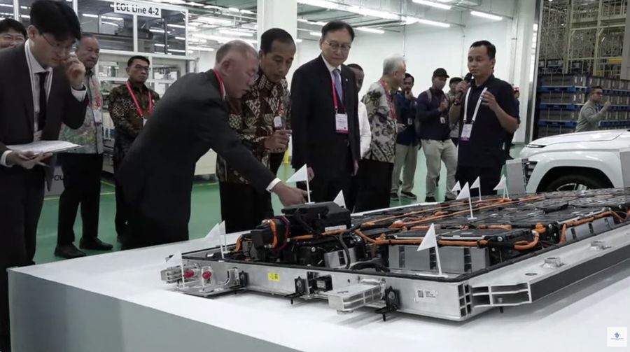 Presiden Joko Widodo melakukan tinjauan kedalam pabrik menjelang Peresmian Ekosistem Baterai dan Kendaraan Listrik Korea Selatan di Indonesia di Karawang New Industry City (KNIC), Karawang, Pada Rabu (3/7/2024). (Tangkapan Layar Youtube Kementerian Investasi - BKPM)