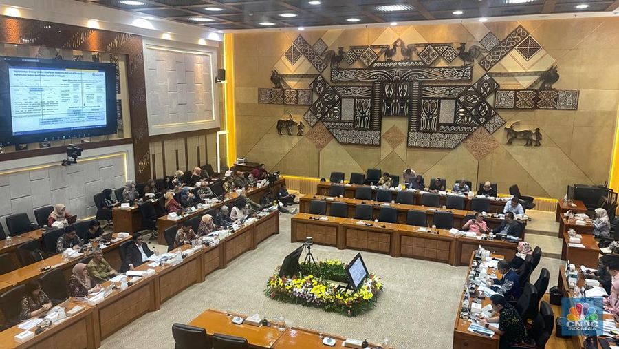 Rapat Kerja Komisi IX DPR dengan Menteri Kesehatan Budi Gunadi Sadikin beserta jajaran Kementerian Kesehatan di ruang rapat Komisi IX DPR, Gedung DPR, Kompleks Parlemen, Senayan, Jakarta, Rabu (3/7/2024). (CNBC Indonesia/Rindi Salsabilla)