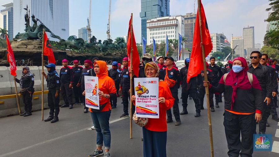 Ratusan buruh berdemo di Tugu Patung Kuda. (²©²ÊÍøÕ¾/Martyasari Rizky)