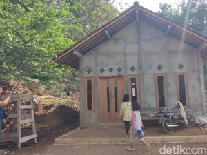 Penampakan Rumah Keluarga Terakhir di Kampung Mati Kulon Progo