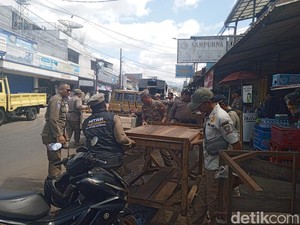 Tutupi Trotoar, Puluhan Jongko di Sumedang Ditertibkan Satpol PP