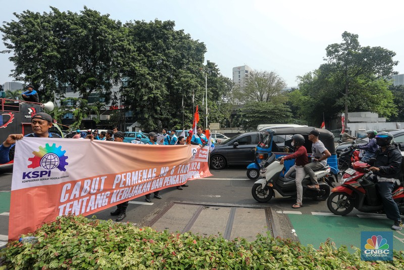 Sejulah massa buruh yang tergabung dalam Konfederasi Serikat Pekerja Indonesia (KSPI) melakukan unjuk rasa di depan gedung Kementerian Perdagangan (Kemendag), Jakarta, Rabu (3/7/2024). (CNBC Indonesia/Faisal Rahman) Sejulah massa buruh yang tergabung dalam Konfederasi Serikat Pekerja Indonesia (KSPI) melakukan unjuk rasa di depan gedung Kementerian Perdagangan (Kemendag), Jakarta, Rabu (3/7/2024). (CNBC Indonesia/Faisal Rahman)
