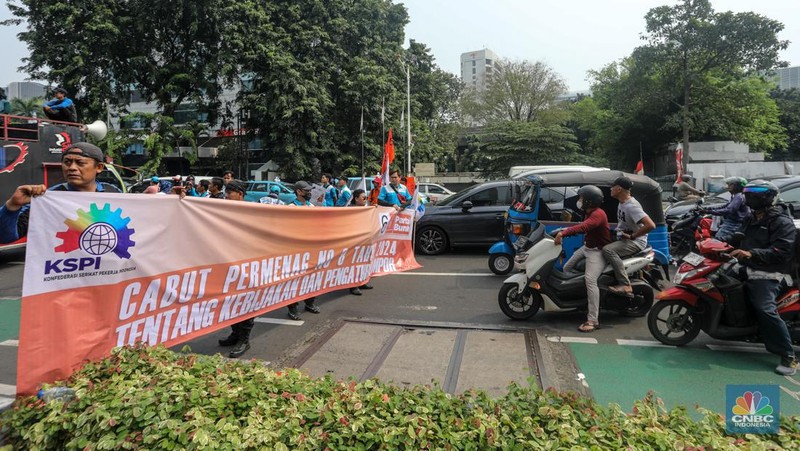 Sejulah massa buruh yang tergabung dalam Konfederasi Serikat Pekerja Indonesia (KSPI) melakukan unjuk rasa di depan gedung Kementerian Perdagangan (Kemendag), Jakarta, Rabu (3/7/2024). (CNBC Indonesia/Faisal Rahman)
