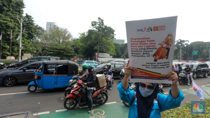 Sejulah massa buruh yang tergabung dalam Konfederasi Serikat Pekerja Indonesia (KSPI) melakukan unjuk rasa di depan gedung Kementerian Perdagangan (Kemendag), Jakarta, Rabu (3/7/2024). (CNBC Indonesia/Faisal Rahman) Sejulah massa buruh yang tergabung dalam Konfederasi Serikat Pekerja Indonesia (KSPI) melakukan unjuk rasa di depan gedung Kementerian Perdagangan (Kemendag), Jakarta, Rabu (3/7/2024). (CNBC Indonesia/Faisal Rahman)