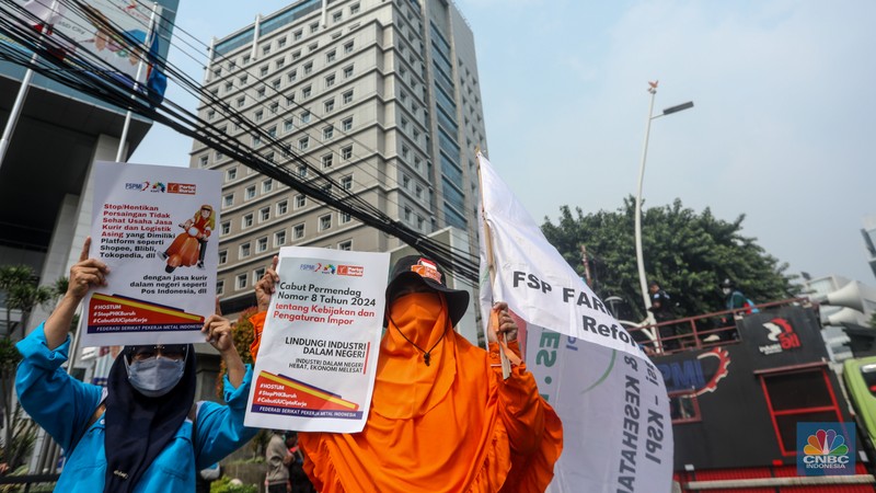Sejulah massa buruh yang tergabung dalam Konfederasi Serikat Pekerja Indonesia (KSPI) melakukan unjuk rasa di depan gedung Kementerian Perdagangan (Kemendag), Jakarta, Rabu (3/7/2024). (CNBC Indonesia/Faisal Rahman) Sejulah massa buruh yang tergabung dalam Konfederasi Serikat Pekerja Indonesia (KSPI) melakukan unjuk rasa di depan gedung Kementerian Perdagangan (Kemendag), Jakarta, Rabu (3/7/2024). (CNBC Indonesia/Faisal Rahman)