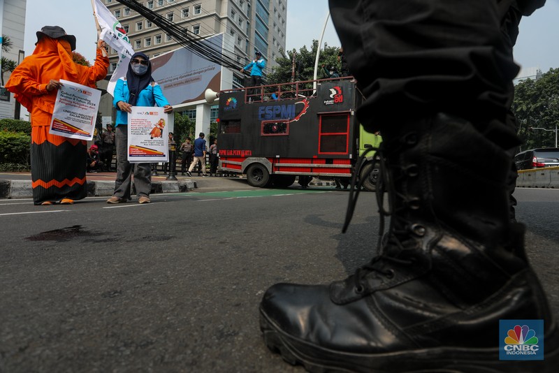 Sejulah massa buruh yang tergabung dalam Konfederasi Serikat Pekerja Indonesia (KSPI) melakukan unjuk rasa di depan gedung Kementerian Perdagangan (Kemendag), Jakarta, Rabu (3/7/2024). (CNBC Indonesia/Faisal Rahman)