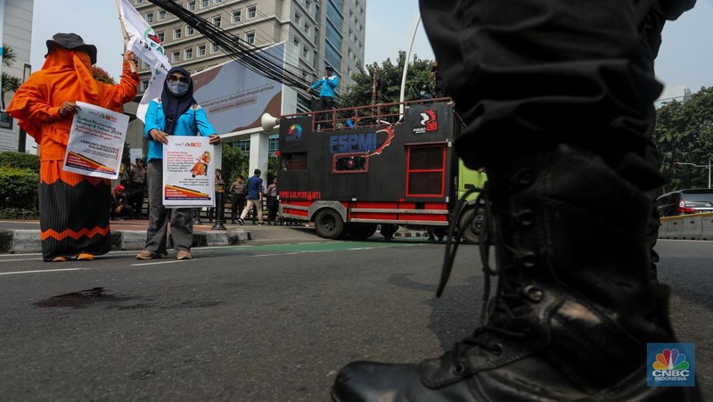 Sejulah massa buruh yang tergabung dalam Konfederasi Serikat Pekerja Indonesia (KSPI) melakukan unjuk rasa di depan gedung Kementerian Perdagangan (Kemendag), Jakarta, Rabu (3/7/2024). (CNBC Indonesia/Faisal Rahman)