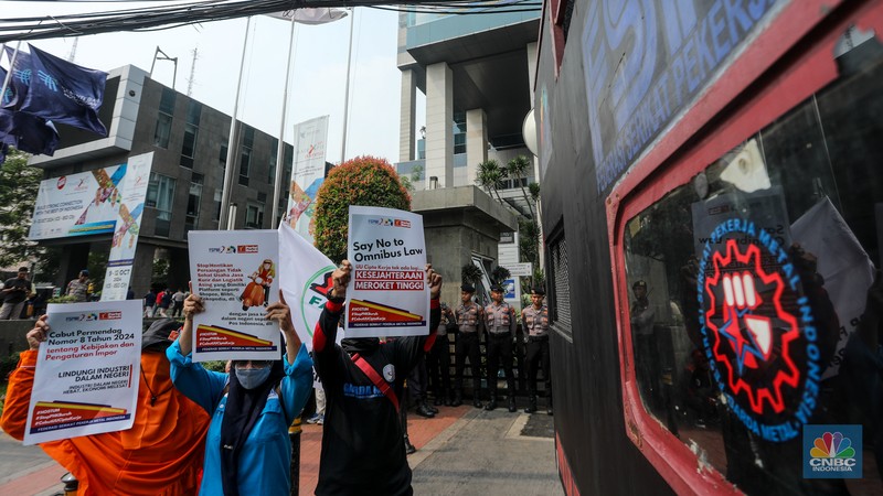 Sejulah massa buruh yang tergabung dalam Konfederasi Serikat Pekerja Indonesia (KSPI) melakukan unjuk rasa di depan gedung Kementerian Perdagangan (Kemendag), Jakarta, Rabu (3/7/2024). (CNBC Indonesia/Faisal Rahman) Sejulah massa buruh yang tergabung dalam Konfederasi Serikat Pekerja Indonesia (KSPI) melakukan unjuk rasa di depan gedung Kementerian Perdagangan (Kemendag), Jakarta, Rabu (3/7/2024). (CNBC Indonesia/Faisal Rahman)