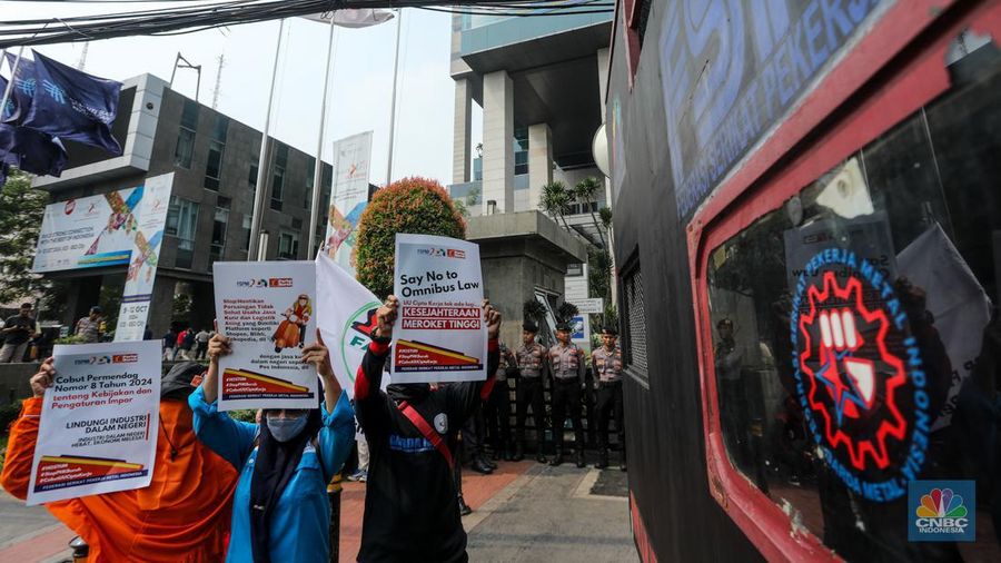 Sejulah massa buruh yang tergabung dalam Konfederasi Serikat Pekerja Indonesia (KSPI) melakukan unjuk rasa di depan gedung Kementerian Perdagangan (Kemendag), Jakarta, Rabu (3/7/2024). (CNBC Indonesia/Faisal Rahman)