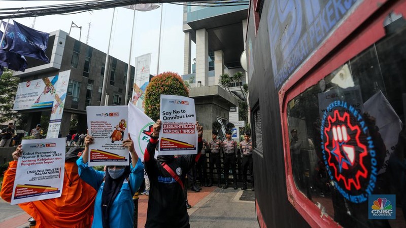 Sejulah massa buruh yang tergabung dalam Konfederasi Serikat Pekerja Indonesia (KSPI) melakukan unjuk rasa di depan gedung Kementerian Perdagangan (Kemendag), Jakarta, Rabu (3/7/2024). (CNBC Indonesia/Faisal Rahman)