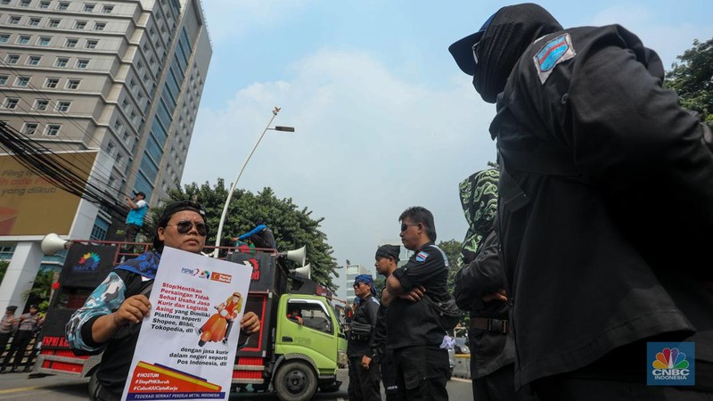 Sejulah massa buruh yang tergabung dalam Konfederasi Serikat Pekerja Indonesia (KSPI) melakukan unjuk rasa di depan gedung Kementerian Perdagangan (Kemendag), Jakarta, Rabu (3/7/2024). (CNBC Indonesia/Faisal Rahman)