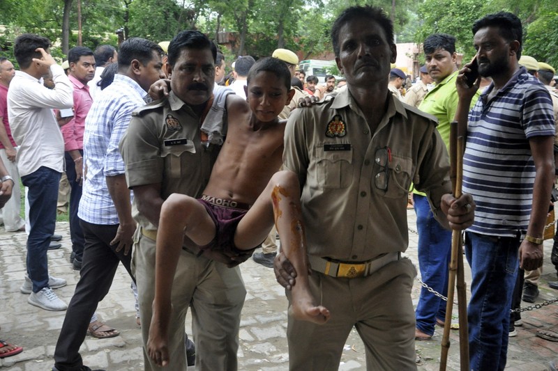Wanita berduka di samping jenazah kerabatnya di luar rumah sakit Sikandrarao di distrik Hathras sekitar 350 kilometer (217 mil) barat daya Lucknow, India, Selasa, 2 Juli 2024. Sedikitnya 60 orang tewas dan banyak lainnya terluka setelah terinjak-injak di pertemuan keagamaan ribuan orang di India utara, kata para pejabat Selasa. (AP Photo/Manoj Aligadi)