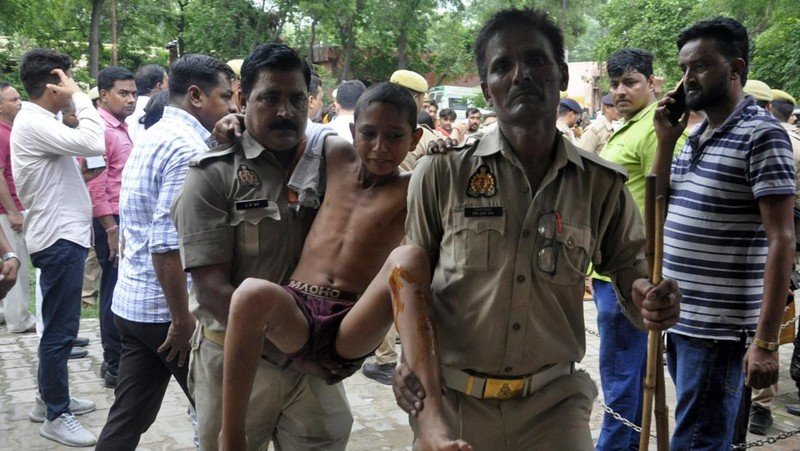 Wanita berduka di samping jenazah kerabatnya di luar rumah sakit Sikandrarao di distrik Hathras sekitar 350 kilometer (217 mil) barat daya Lucknow, India, Selasa, 2 Juli 2024. Sedikitnya 60 orang tewas dan banyak lainnya terluka setelah terinjak-injak di pertemuan keagamaan ribuan orang di India utara, kata para pejabat Selasa. (AP Photo/Manoj Aligadi)