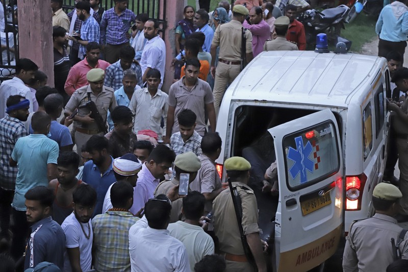 Wanita berduka di samping jenazah kerabatnya di luar rumah sakit Sikandrarao di distrik Hathras sekitar 350 kilometer (217 mil) barat daya Lucknow, India, Selasa, 2 Juli 2024. Sedikitnya 60 orang tewas dan banyak lainnya terluka setelah terinjak-injak di pertemuan keagamaan ribuan orang di India utara, kata para pejabat Selasa. (AP Photo/Manoj Aligadi)