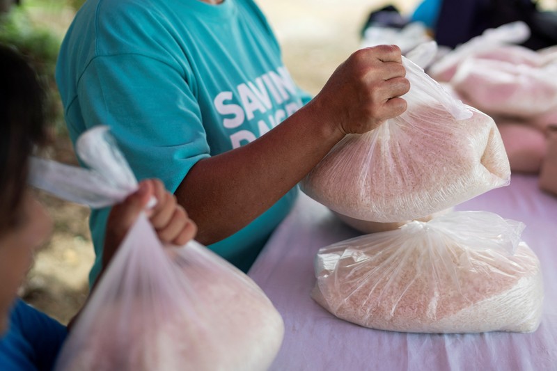 Orang-orang mengumpulkan sampah plastik di pantai saat program pembersihan pantai yang menyediakan beras kepada relawan sebagai imbalan atas sampah plastik, di Mabini, provinsi Batangas, Filipina, 15 Juni 2024. Orang-orang mengumpulkan sampah plastik di pantai saat program pembersihan pantai yang menyediakan beras kepada relawan sebagai imbalan atas sampah plastik, di Mabini, provinsi Batangas, Filipina, 15 Juni 2024. (REUTERS/Lisa Marie David)
