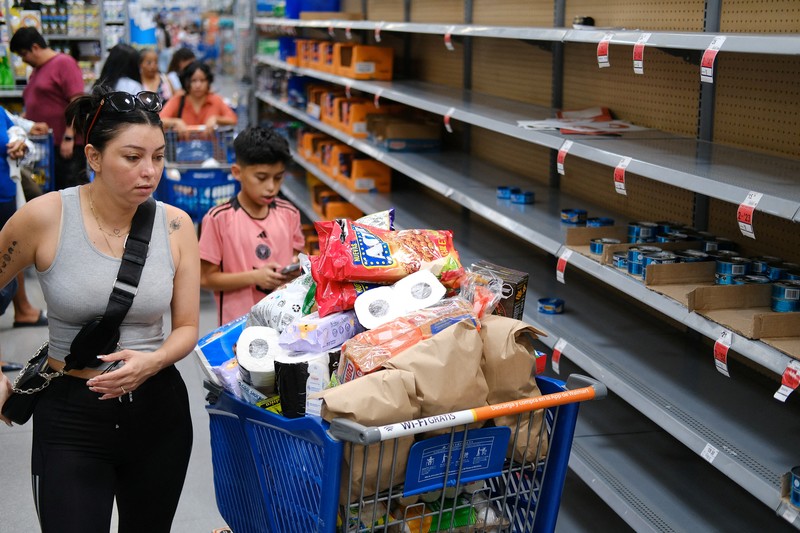 Seorang wanita membeli barang di supermarket menjelang datangnya Badai Beryl, di Cancun, Meksiko 2 Juli 2024. Seorang wanita membeli barang di supermarket menjelang datangnya Badai Beryl, di Cancun, Meksiko 2 Juli 2024. (REUTERS/Paola Chiomante)