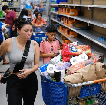 Panic Buying Guncang Negara Ini, Warga Borong-Barang Supermarket Ludes