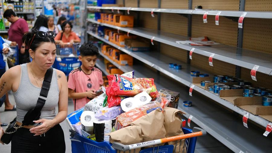 Seorang wanita membeli barang di supermarket menjelang datangnya Badai Beryl, di Cancun, Meksiko 2 Juli 2024. (REUTERS/Paola Chiomante)